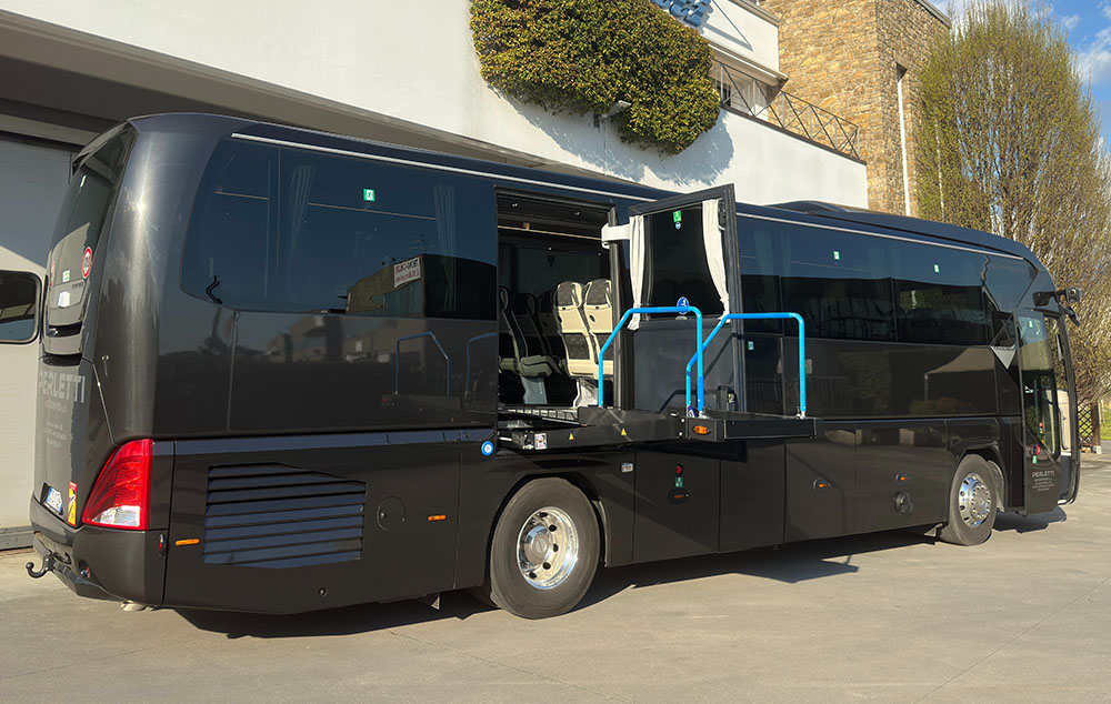 noleggio bus Perletti bus Neoplan Tourliner