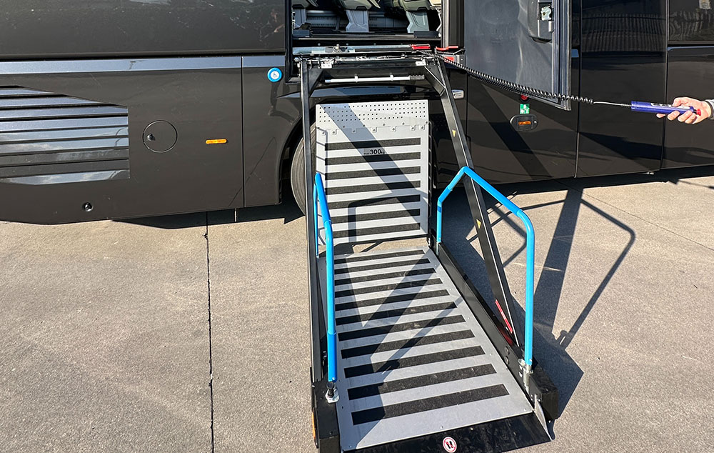 noleggio bus Perletti bus Neoplan Tourliner